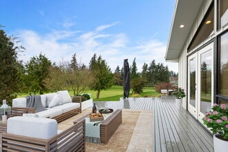 1123 Cherry Ave NE in Bainbridge Island, WA - Foto de edificio - Building Photo