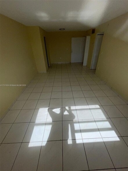 666 W 81st St, Unit 201 in Hialeah, FL - Foto de edificio - Building Photo