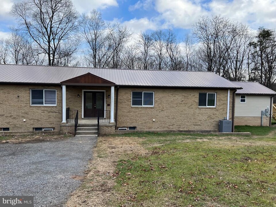 277 Briarwood Cir in Berkeley Springs, WV - Building Photo