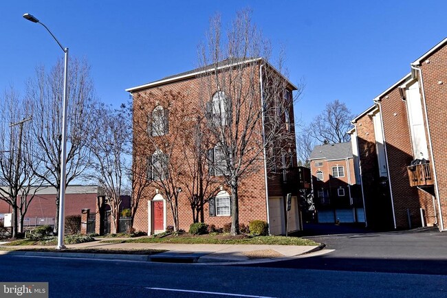 property at 2400 N Greenbrier Ct