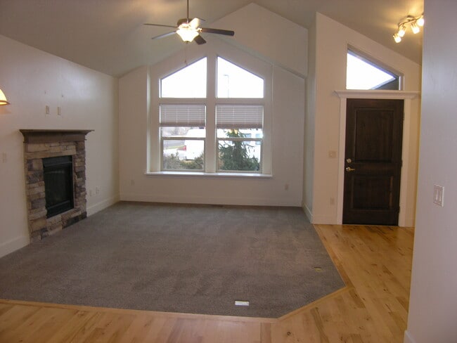 2355 E Hidden Crk St in Nampa, ID - Building Photo - Building Photo