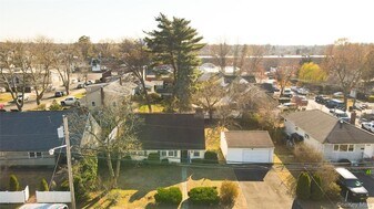 806 Oliver Ave in Westbury, NY - Building Photo