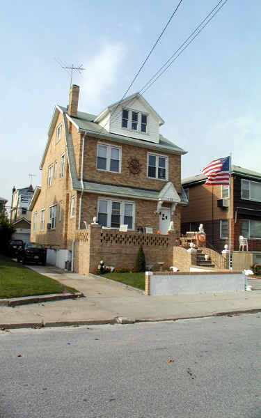 153 Beach 126th St in Rockaway Park, NY - Foto de edificio