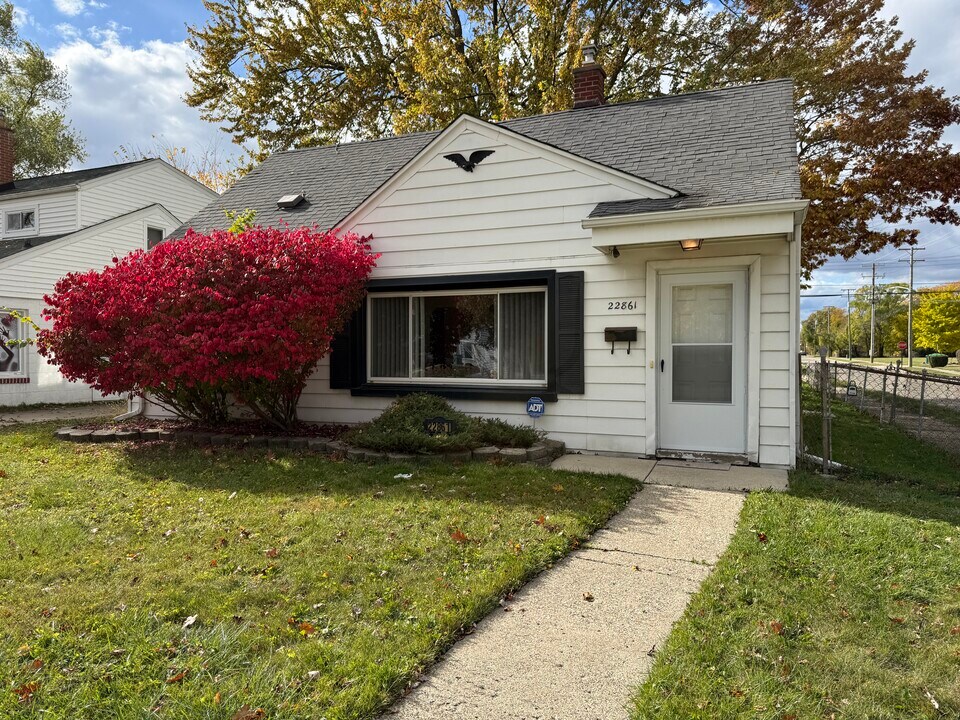 22861 Rosalind Ave in Eastpointe, MI - Building Photo
