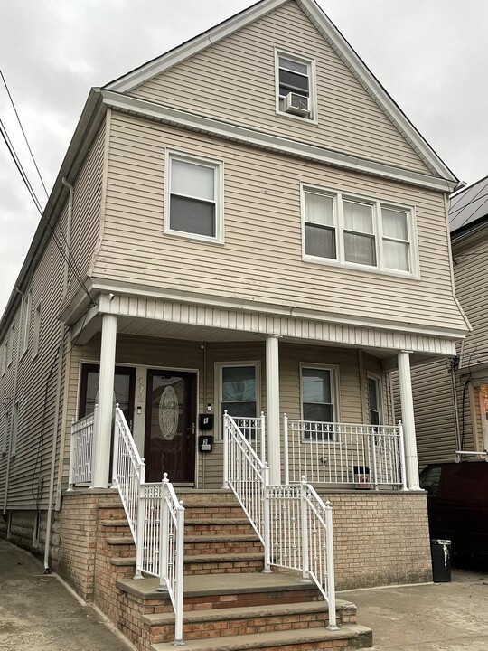 172 W 10th St in Bayonne, NJ - Building Photo