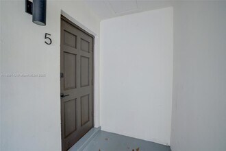 1750 NE 56th Ct in Fort Lauderdale, FL - Foto de edificio - Building Photo