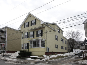 17 Howe St in Lewiston, ME - Foto de edificio - Building Photo