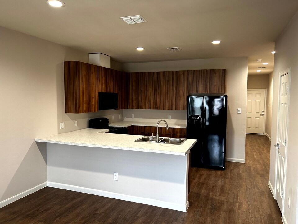 21361 W Wallis Dr in Porter, TX - Building Photo