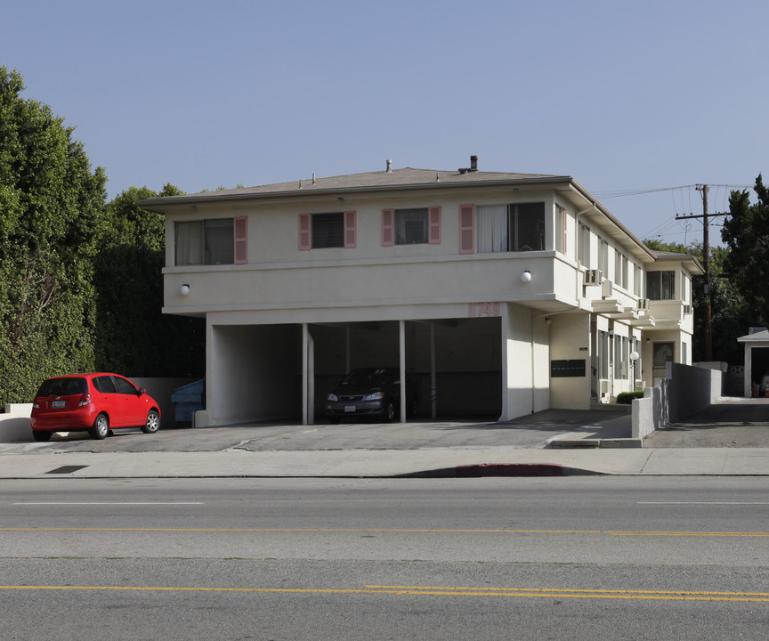 11749 Riverside Dr in Valley Village, CA - Foto de edificio