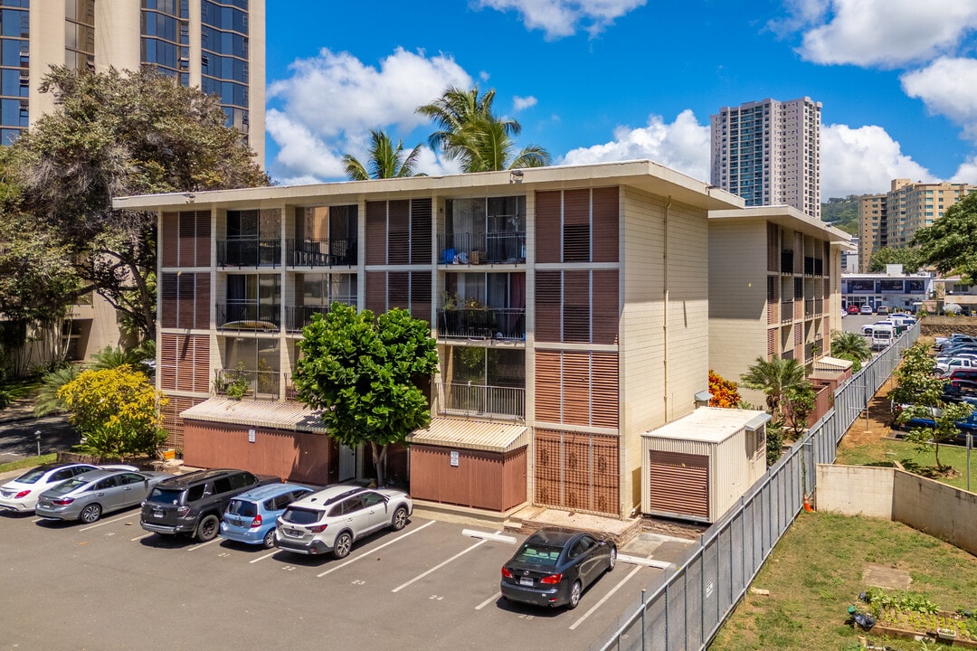 The Continental Plaza in Honolulu, HI - Building Photo