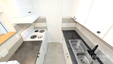 3015 Sandwich St. in Windsor, ON - Foto de edificio - Building Photo