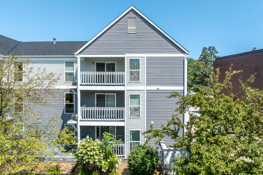 Oakcrest Condominiums in Iowa City, IA - Building Photo