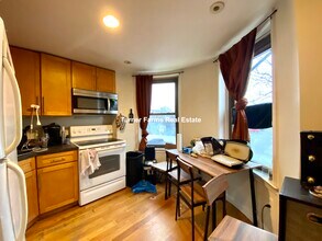 108 Hammond St, Unit 2 in Boston, MA - Foto de edificio - Building Photo