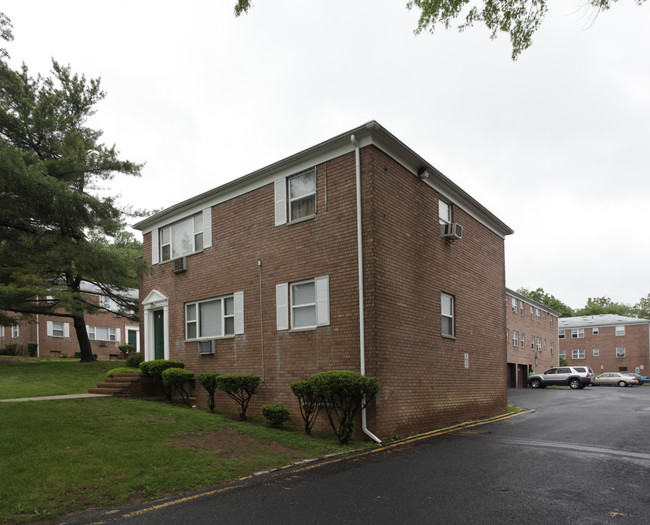 West End Gardens in North Plainfield, NJ - Building Photo - Building Photo