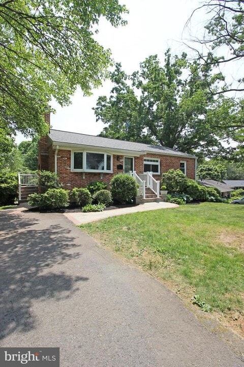 6811 Glenmont St in Falls Church, VA - Building Photo