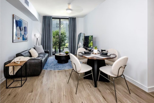 625 W 71st Pl, Unit B1 in Hialeah, FL - Foto de edificio - Building Photo