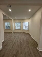 400 E Meinecke Ave, Unit 402 E Meinecke Upper in Milwaukee, WI - Foto de edificio - Building Photo