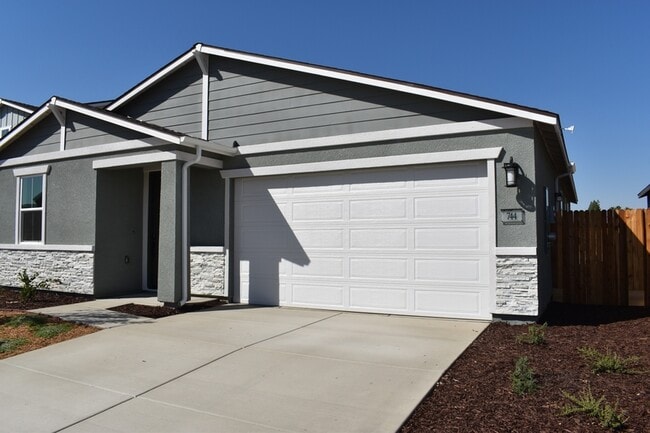 744 Stephanie Dr in Merced, CA - Building Photo - Building Photo