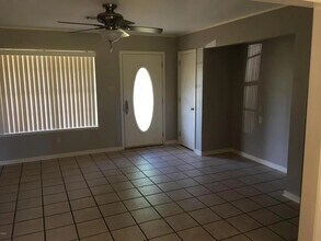 320 Poplar Dr in Ocean Springs, MS - Foto de edificio - Building Photo