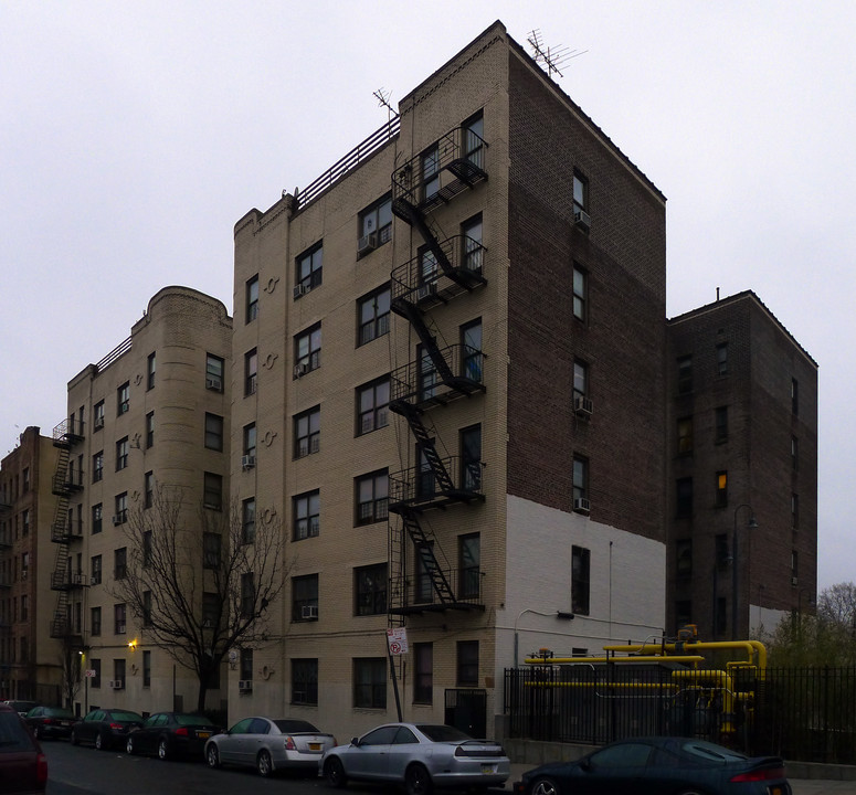 11 W 172nd St in Bronx, NY - Foto de edificio