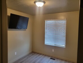 8200 6900 W in West Jordan, UT - Foto de edificio - Building Photo