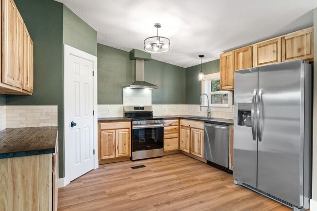 8695 SW Crater Loop Rd in Terrebonne, OR - Building Photo - Building Photo