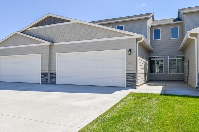 8142 E Tencate Pl in Sioux Falls, SD - Building Photo - Building Photo