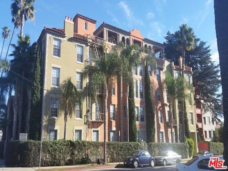 5640 Franklin Ave in Los Angeles, CA - Building Photo