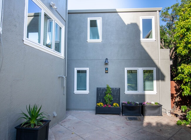 1658 Lower Grand Ave, Unit 1658BCasitaUnit in Piedmont, CA - Building Photo - Building Photo