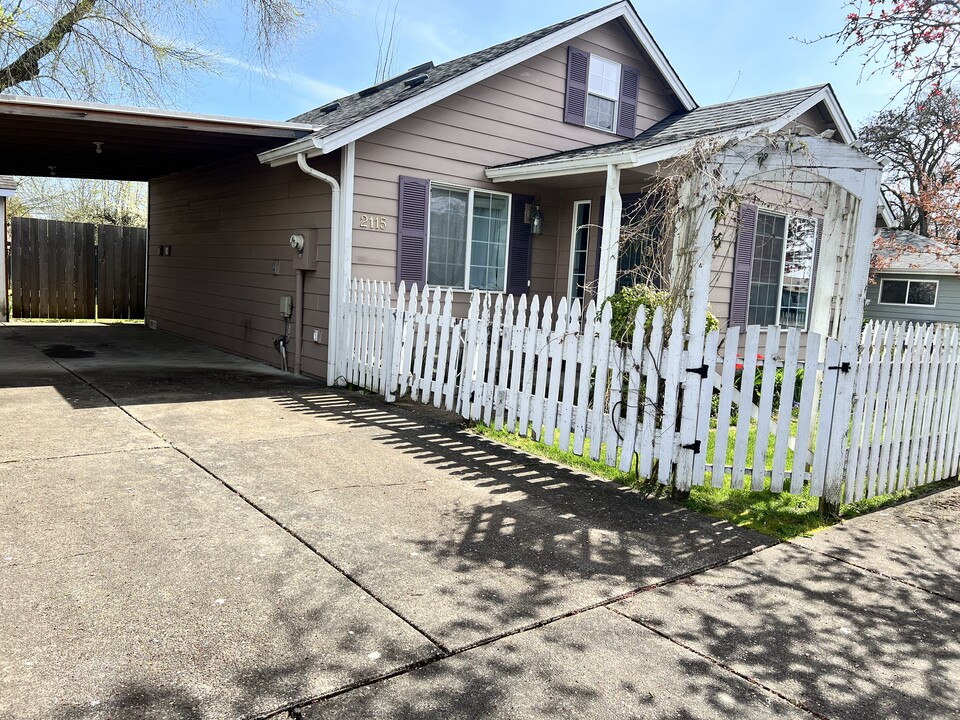 2115 Main St SE in Albany, OR - Foto de edificio