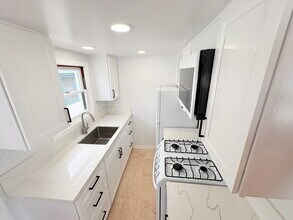 5075 Niagara Ave in San Diego, CA - Foto de edificio - Building Photo