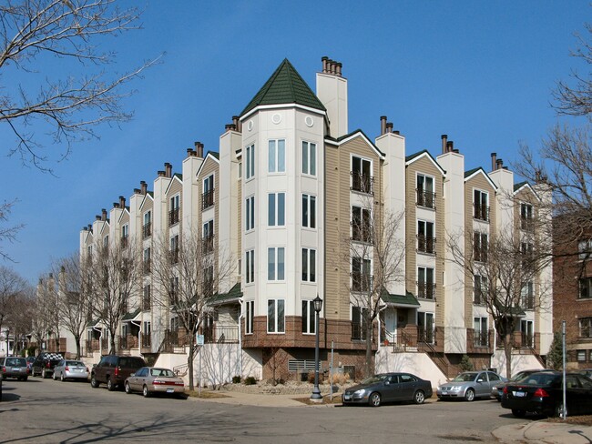 Lincoln Lowry Hill Condominiums in Minneapolis, MN - Building Photo - Building Photo