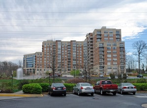 Carlton House @ Reston Town Center in Reston, VA - Building Photo - Building Photo