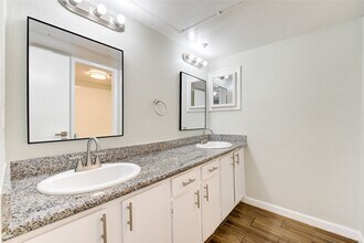 6200 W Tidwell Rd in Houston, TX - Building Photo - Building Photo