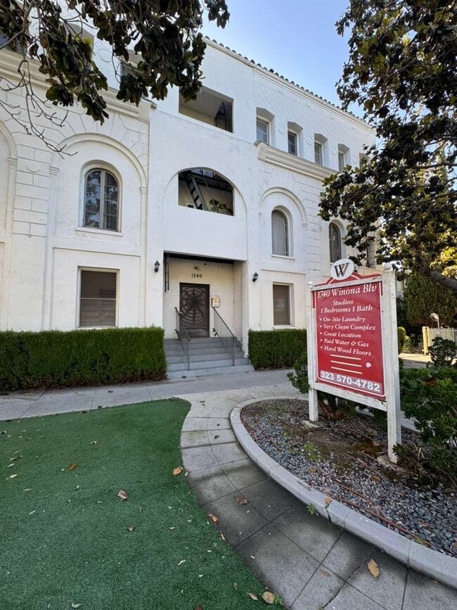 1740 Winona Blvd, Unit 101