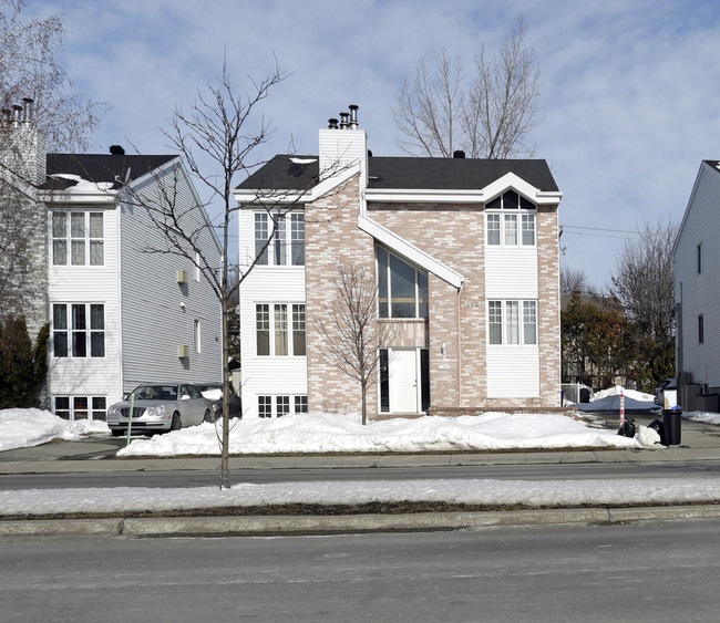 7365 Notre-Dame in Laval, QC - Building Photo - Building Photo