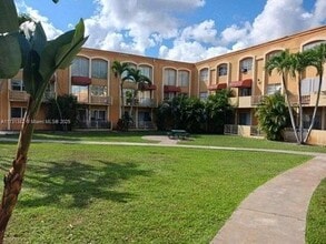 17901 NW 68th Ave in Hialeah, FL - Foto de edificio - Building Photo