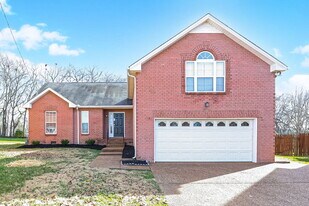 136 S Birchwood Dr in Hendersonville, TN - Building Photo