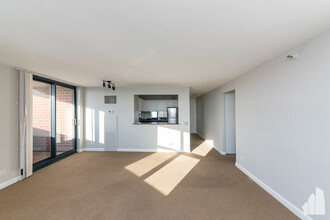 3660 N Lake Shore Dr, Unit 2511 in Chicago, IL - Foto de edificio - Building Photo