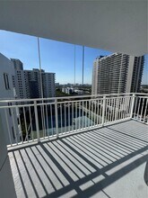 800 N Miami Ave, Unit E-1710 in Miami, FL - Building Photo - Building Photo