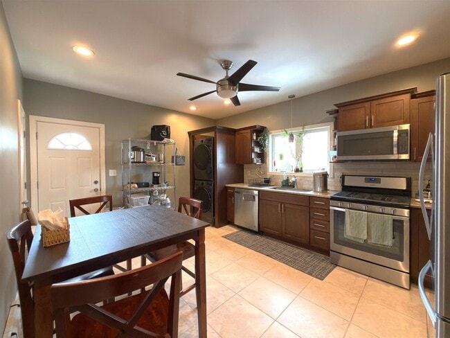 9 Amaranth Ave, Unit 1 in Medford, MA - Foto de edificio - Building Photo