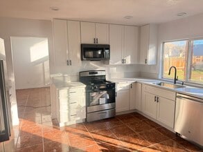 14325 Tawney Ridge Ln in Victorville, CA - Foto de edificio - Building Photo