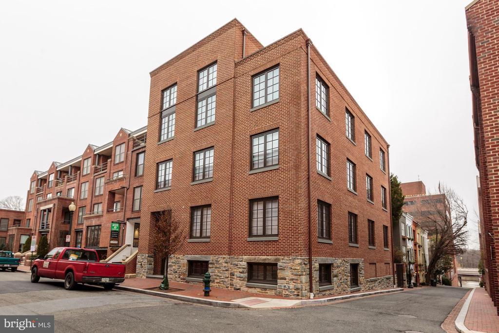 3220 Grace St NW in Washington, DC - Building Photo