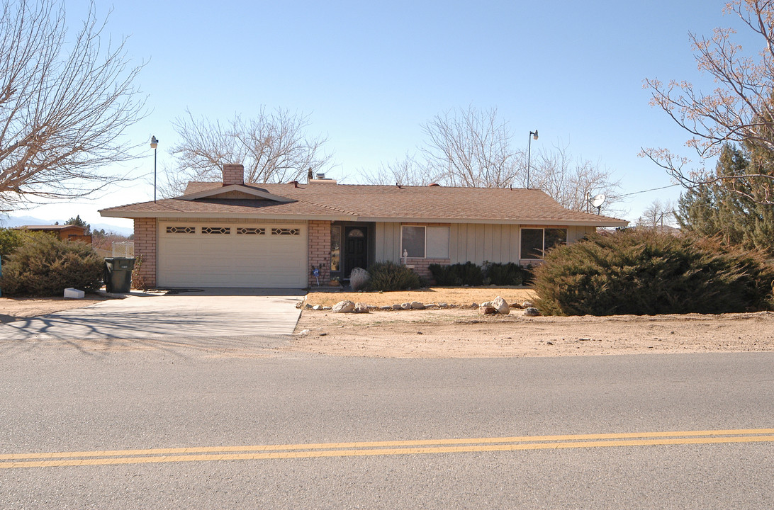 16030 Tao Rd in Apple Valley, CA - Building Photo