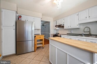 723 Kings Croft Dr in Cherry Hill Township, NJ - Building Photo - Building Photo