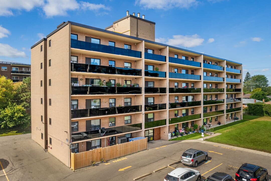 549-573 N Service Rd in Mississauga, ON - Building Photo