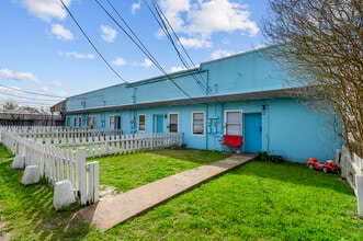 4930 Apartments in Texas City, TX - Building Photo - Building Photo