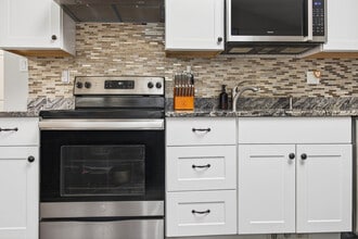 80 Algonquin Dr in Tewksbury, MA - Foto de edificio - Building Photo