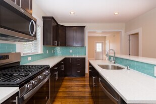 9 Rock Valley Ave, Unit 2 in Everett, MA - Building Photo