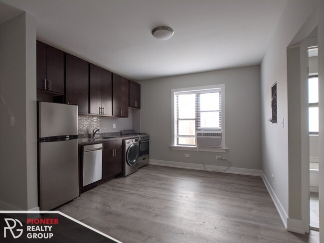 419 W Belden Ave, Unit 2 in Chicago, IL - Foto de edificio - Building Photo